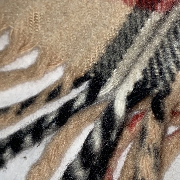 Burberry Happy scarf, double fringe and cashmere, British elegance and luxury - Picture 7 of 12